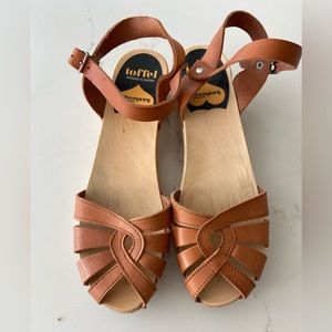 Swedish Hasbeens ‘Toffel’. Hardly worn, toffee brown leather. Size euro 39.